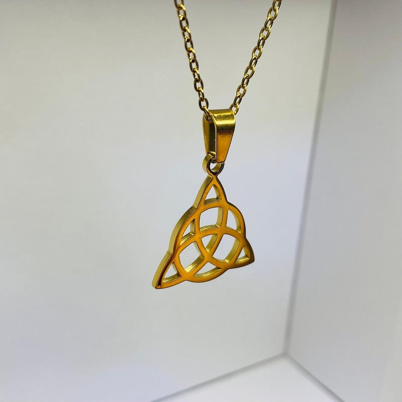 Dije Medalla Triqueta Chapada Oro + Cadena Chapada Oro